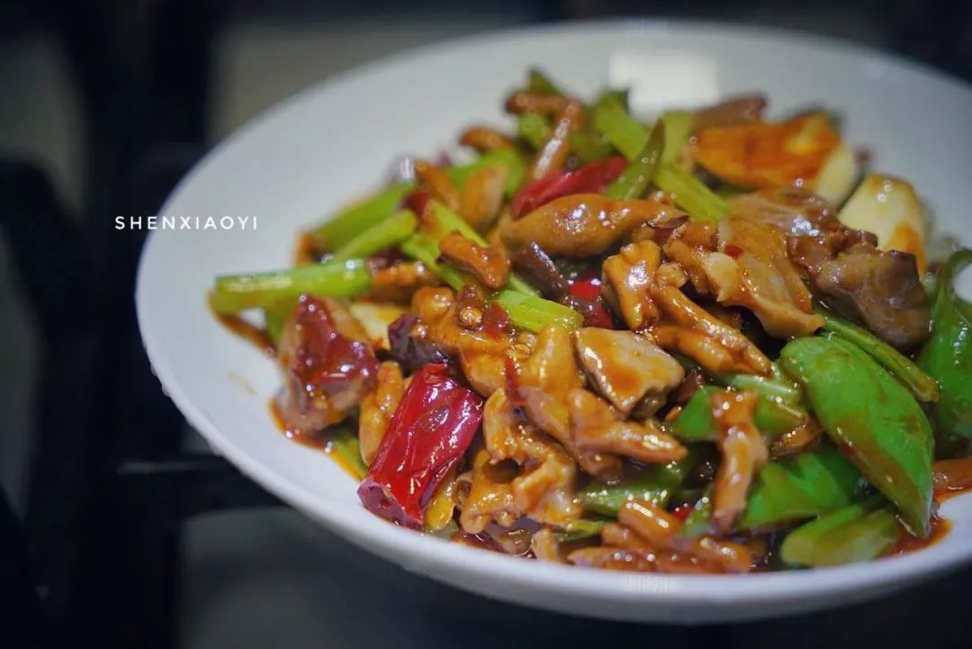 爆炒鸡杂到底要不要焯水,重庆鸡杂的家常做法爆炒泡椒鸡杂