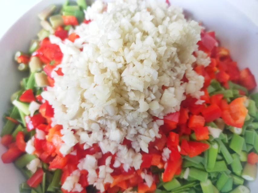 腌制蒜苔需要凉水慢泡吗,腌制又脆又好吃的蒜苔方法