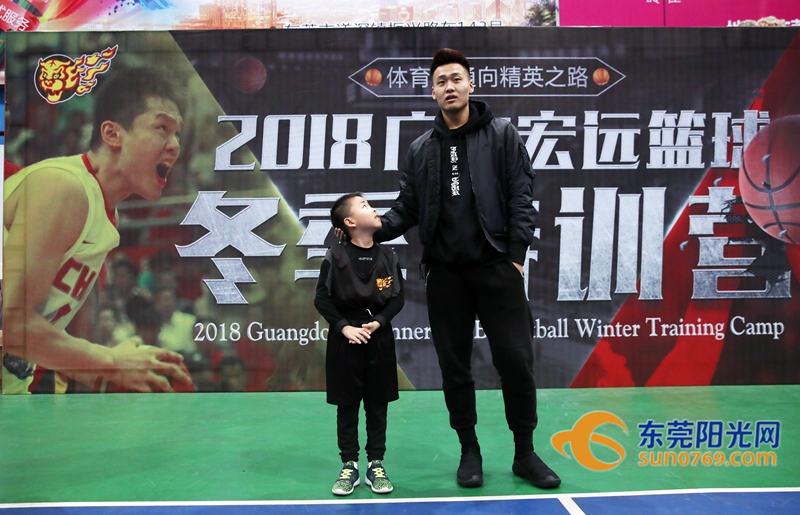 推广篮球文化宏远“篮球430课堂”走进东莞校园