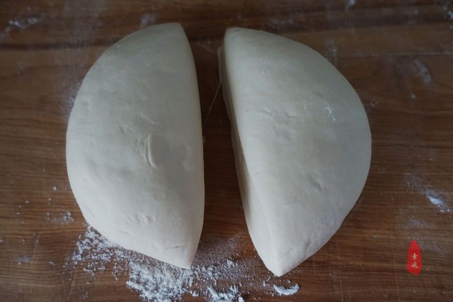 懒笼比包子、饺子都省事,盘在笼屉中,蒸熟后切开,家人分着吃