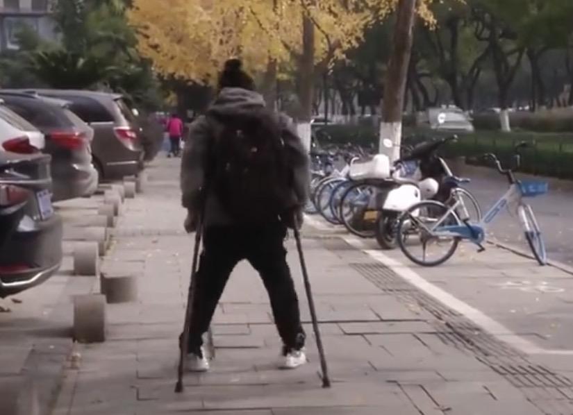 欺骗残疾人感情?女子借76万买房反称是小伙追求她送的,“你从头到尾恶心无耻”