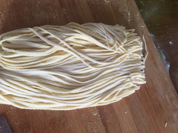 手擀面怎么和面才筋道煮不断,老妈教我烙饼
