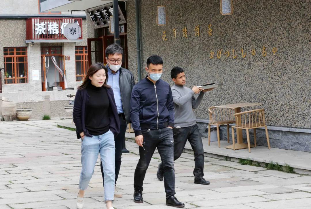 免摊位费免保证金免服务费...瓶窑老街喊你一起“全民练摊”！摆摊摆得好，100万资金和10间商铺，奖给你！