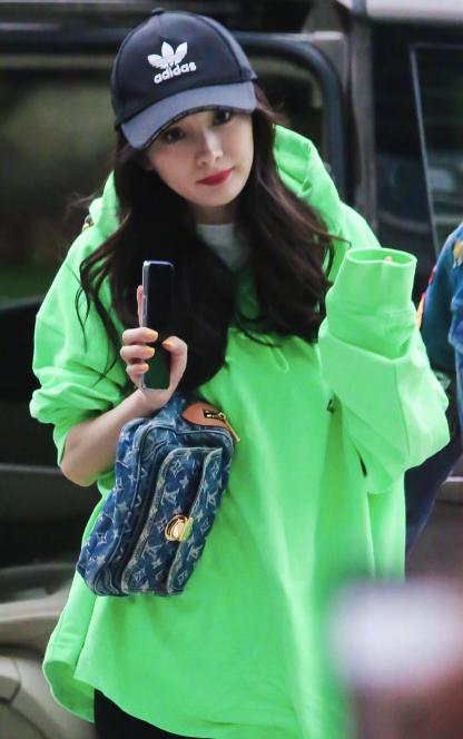 带货女王杨幂重出江湖!最近有什么连她都不能错过的时尚单品?