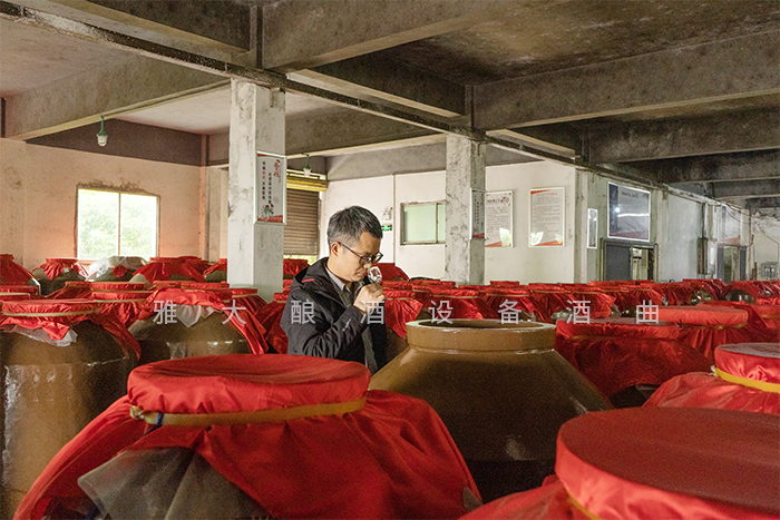 浓香型白酒加什么香精好喝,白酒为什么香味浓是不是放了香精