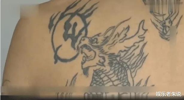 纹身被要求休学,十三岁男孩因纹身学校要其休学