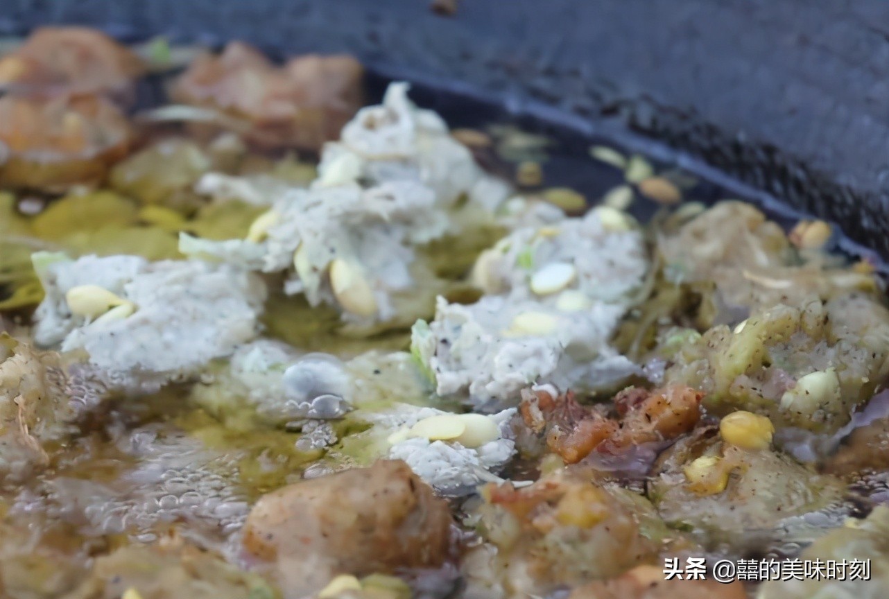 河南大叔路边卖素丸子20年,10元1斤现拌现炸,每天200斤不够卖