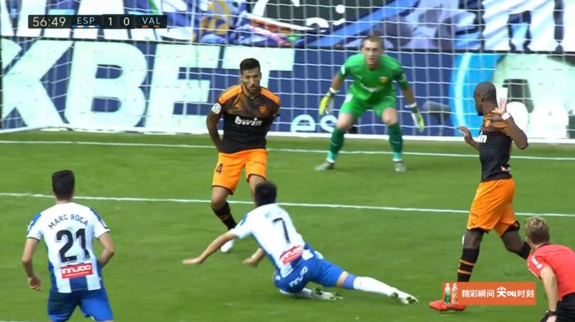 武磊高举双手抗议！禁区内倒地被裁判直接无视连VAR都不看