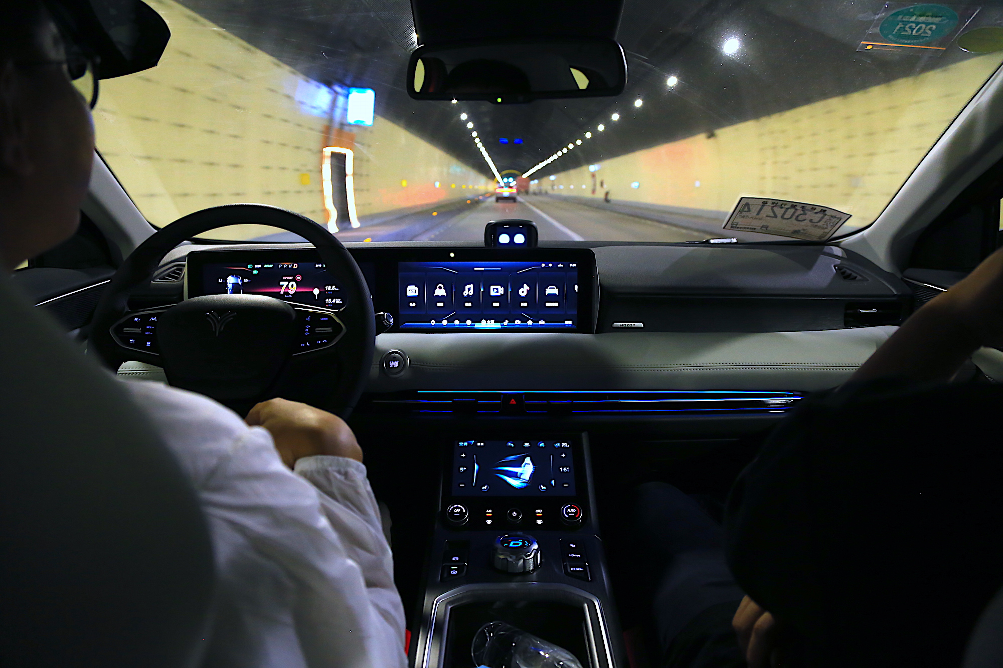 把车钥匙做成指尖陀螺？这才是纯电SUV里的“创意玩家”