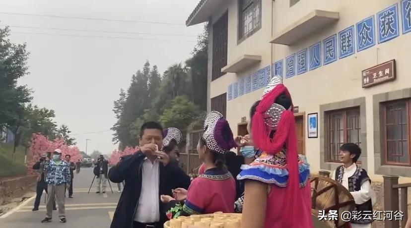 文旅搭台电商唱戏，“开秧门”助推梯田农产品走俏市场