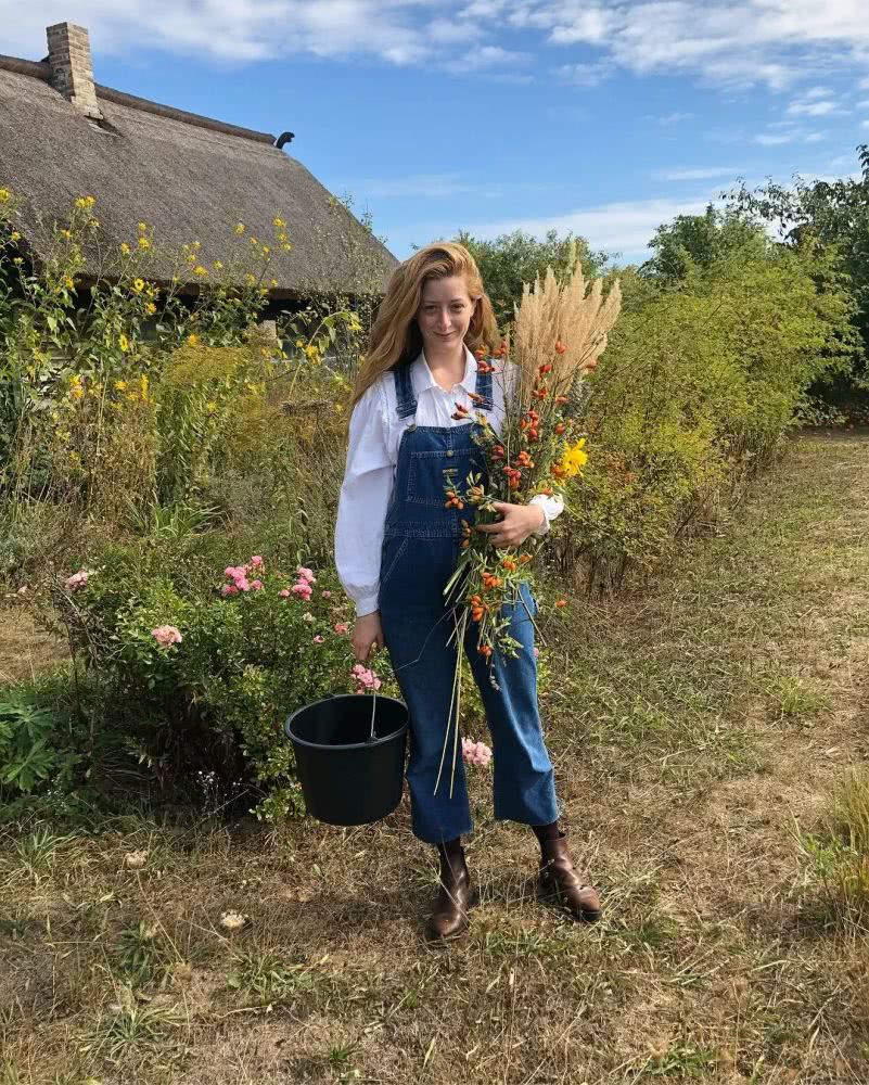 穿条背带就敢出门，侧身时让人倒吸一口气