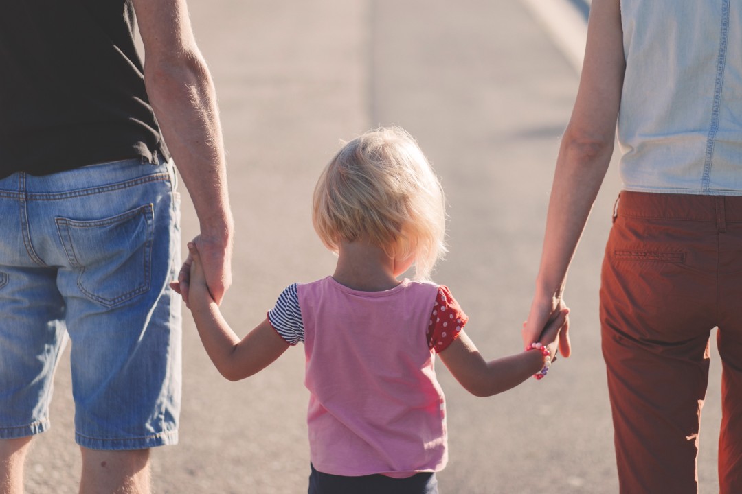 孩子对母乳太过依恋怎么办,孩子依恋妈妈的陪伴