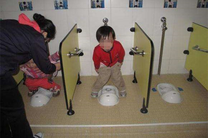 孩子在幼儿园不敢大便怎么开导,幼儿不愿意在幼儿园大便怎么办