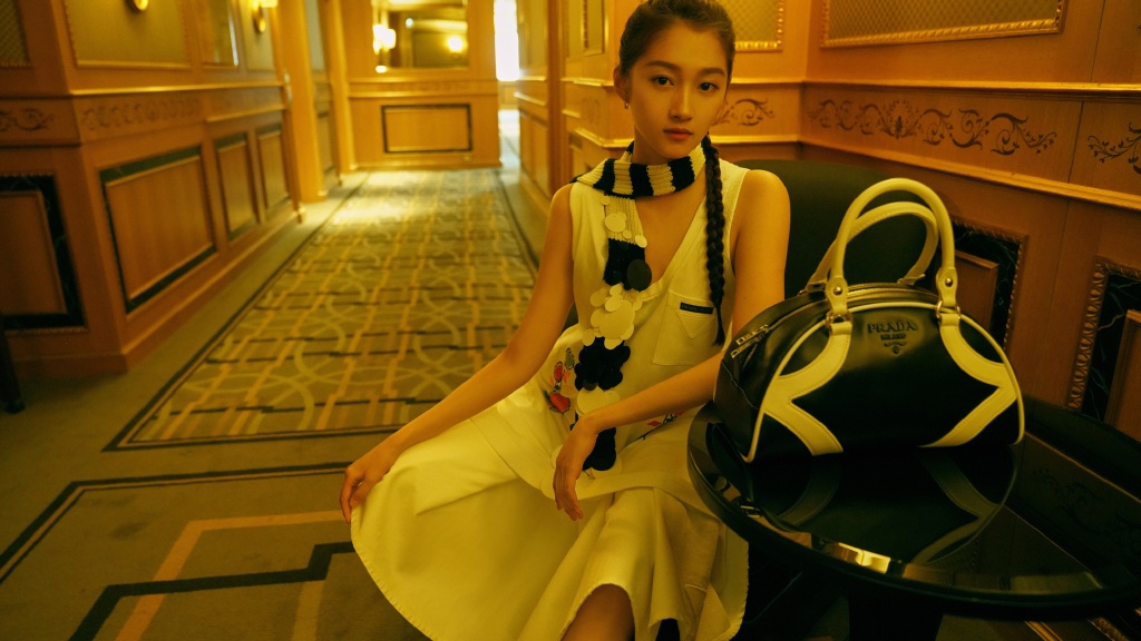 关晓彤现身时装周,关晓彤双马尾麻花辫翻车造型