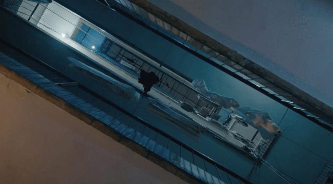 向对面出租屋射了一箭:80后妈妈王莹在城中村的实验艺术