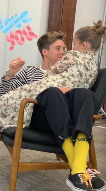 贝嫂单手抱小七的图片,贝嫂带小七走秀