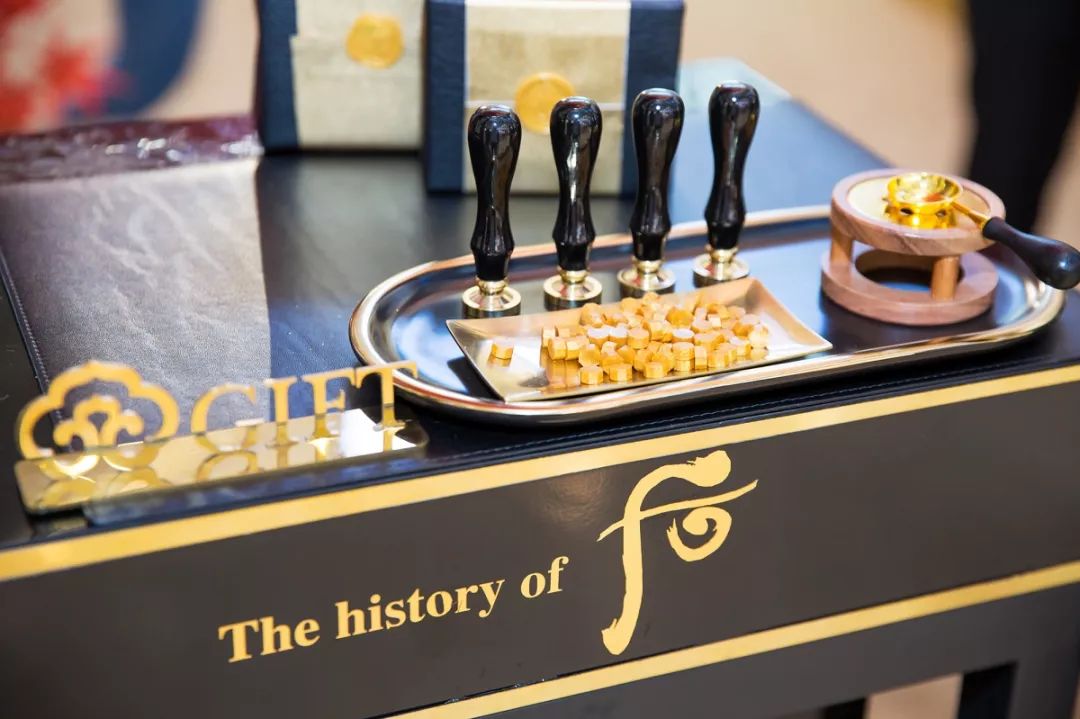 咦？武广惊现韩国宫廷秋日胜景，红枫环绕还有男模驻场