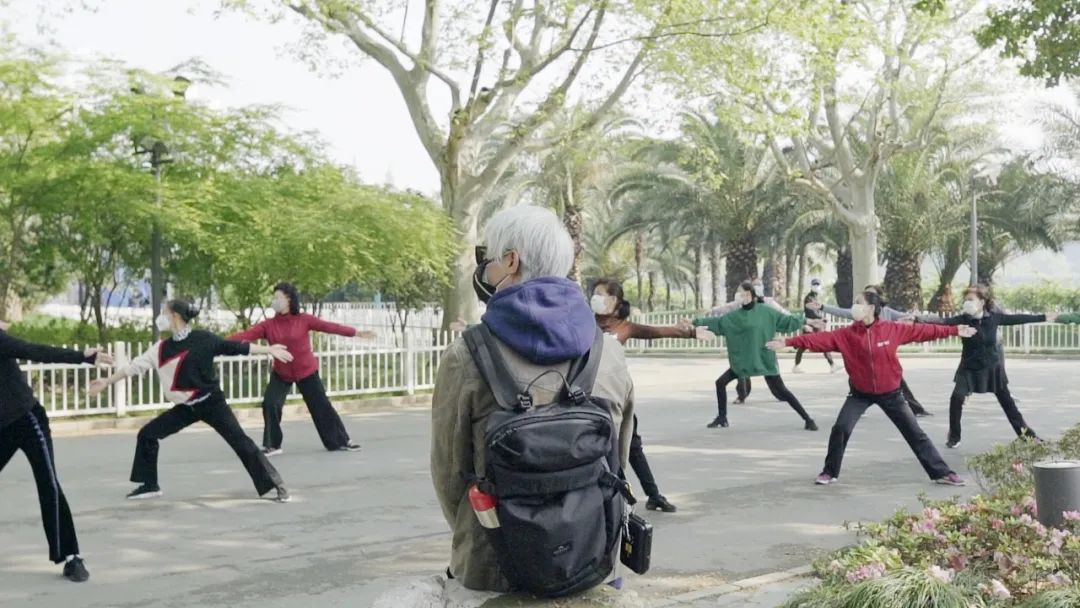 一个中年鬼才，整天逛公园，缠着大爷大妈给他唱歌