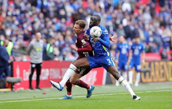 为欧冠背水一战，“铁面侠”现身，帮助切尔西涉险过关