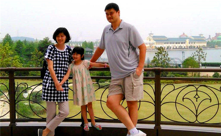 姚明女儿11岁身高超过1米7,姚明的女儿打篮球有多厉害