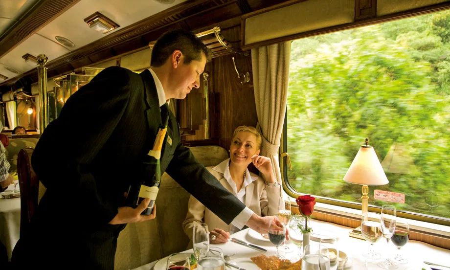 你以为火车只有泡面盒饭?火车文化的精髓,是堪比米其林的美食啊