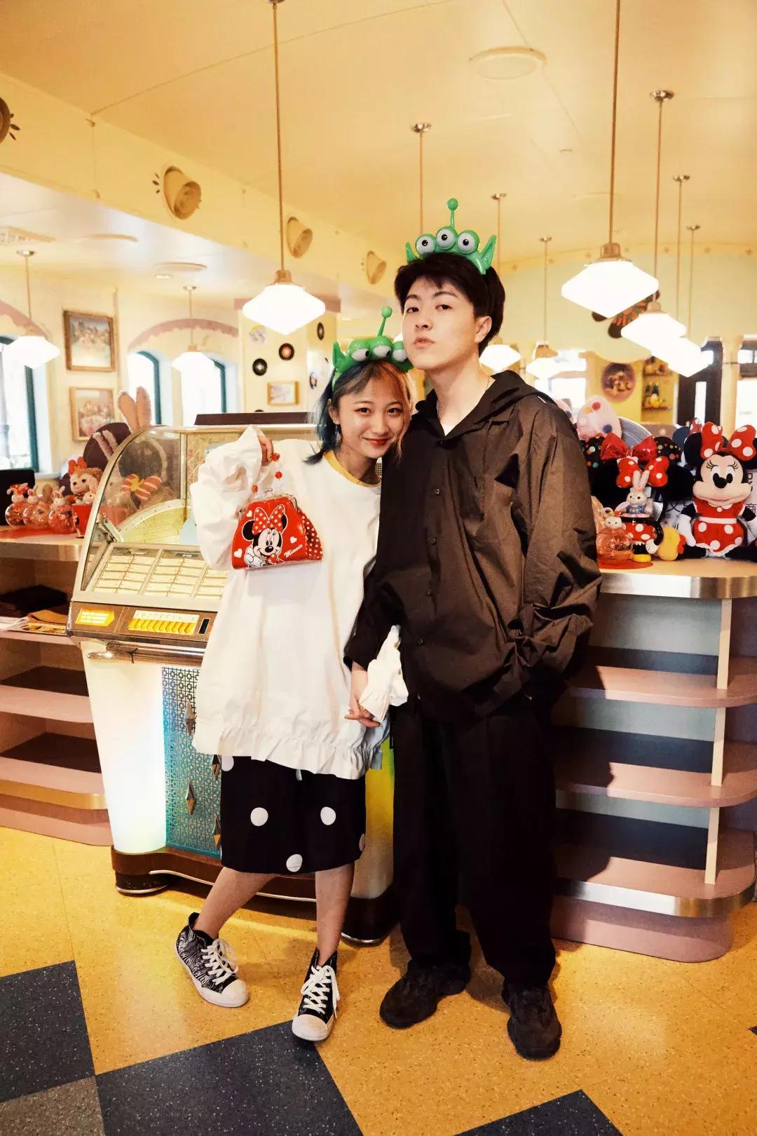 我们在上海迪士尼里玩耍了一天，发现穿的美才能玩的好！