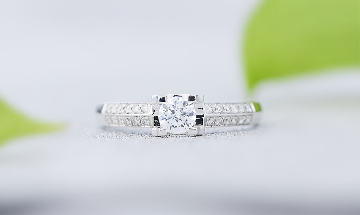 奢侈品牌钻戒和普通品牌钻戒区别,买哪个牌子钻戒比较好又实惠