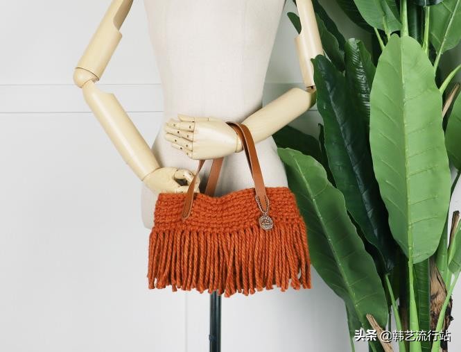 手工钩针编织手提包成品,钩针编织时尚又漂亮的女生手提包