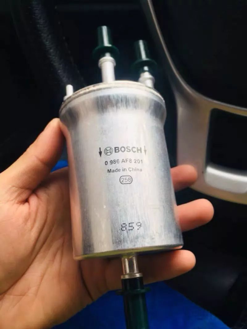 专业师傅换净水器滤芯,专业维修保养内置的汽油滤芯