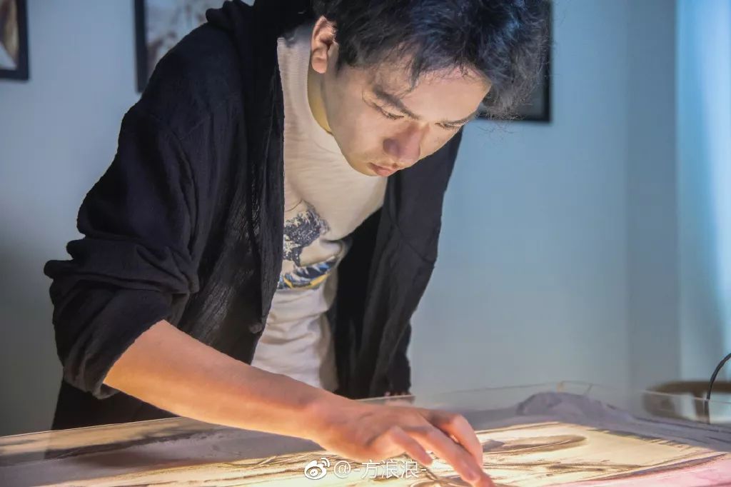 90后小伙手掌画画惊艳众人,神仙手男