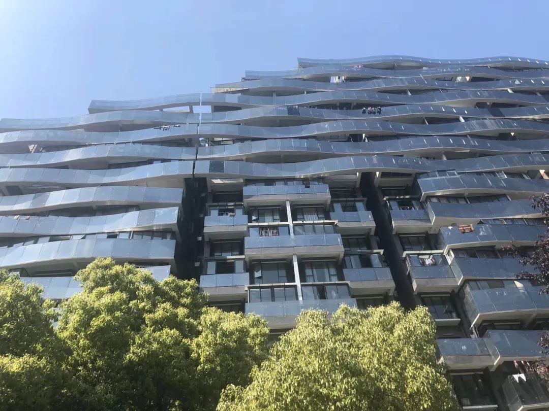 高富帅一秒变挫！绍兴再高端的小区也逃不过“包阳台”的锅…