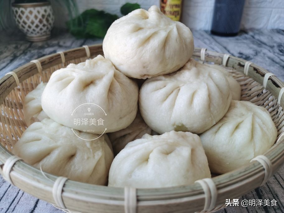 这种蔬菜很少生虫，用它做馅蒸包子，味道鲜香，我一次能吃四五个