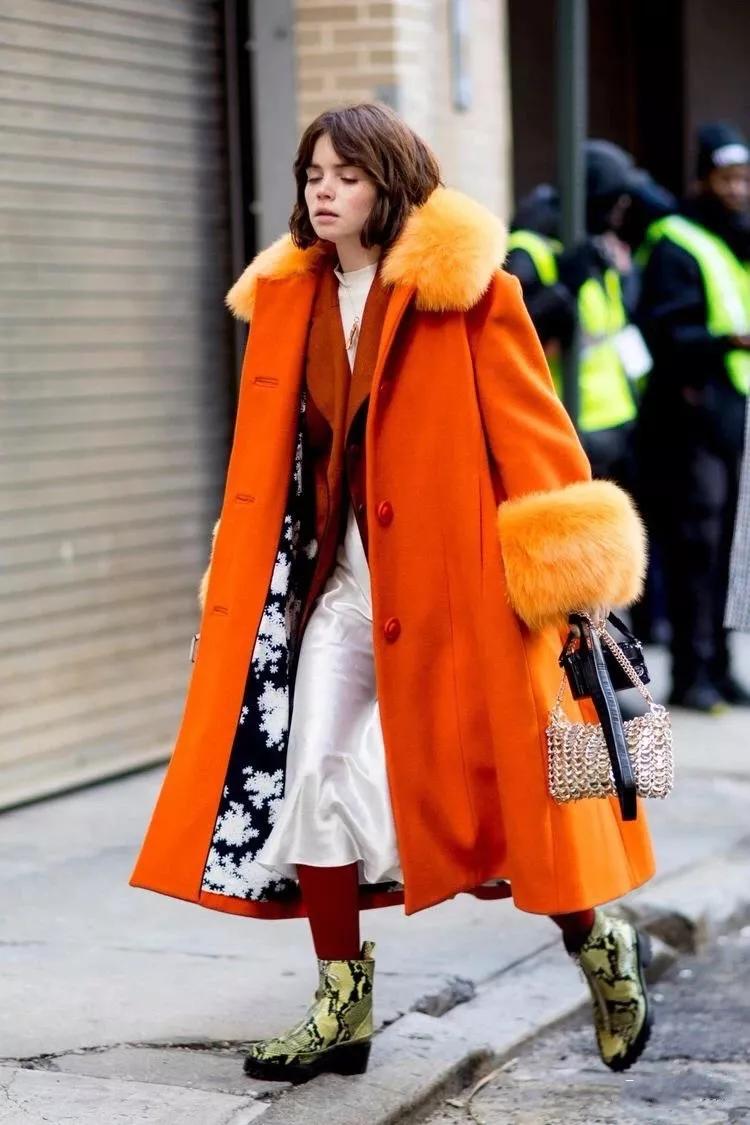 同事穿了一件新的大衣,皮草怎么穿不胖中长款