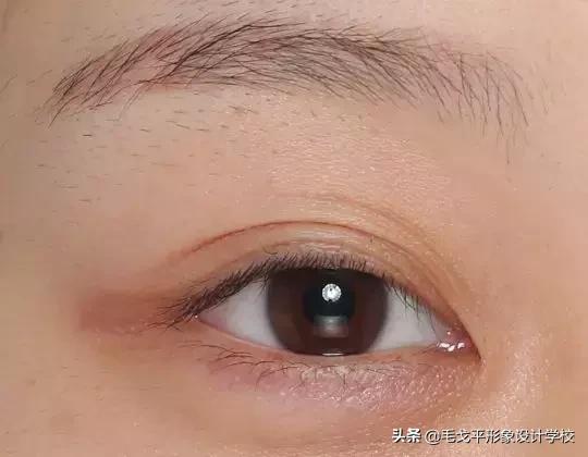 眼妆怎么画显大又干净的眼影颜色,怎样用四种颜色眼影画出酷的眼妆