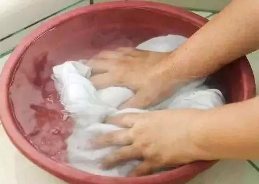 床单“汗黄”了别用洗衣粉洗！老保姆教你1法，泡完再洗清洁如新