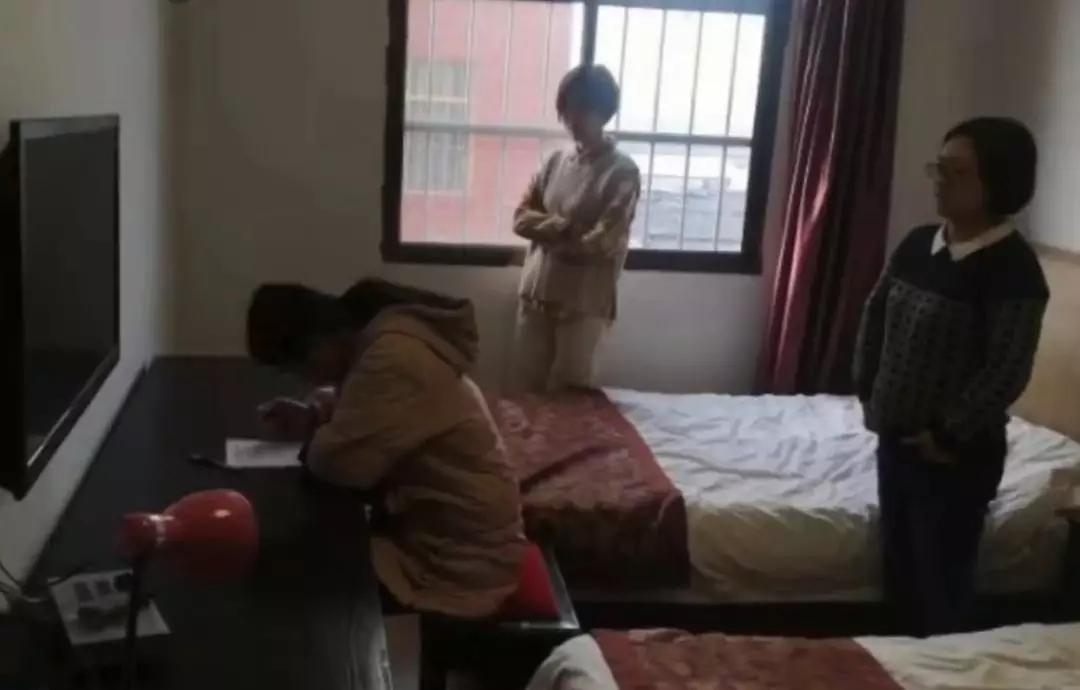 大四生因病缺席期末考老师千里送来考卷医院附近钟点房开考