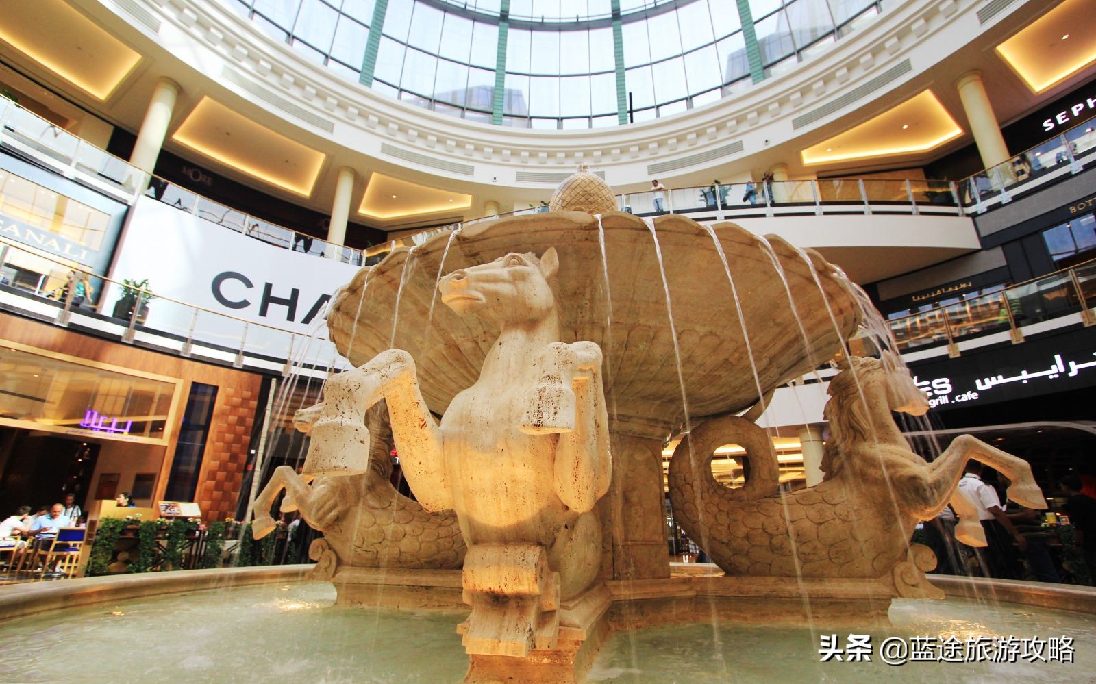 在迪拜奢华的购物中旅游和玩抖音,在迪拜购物是什么体验