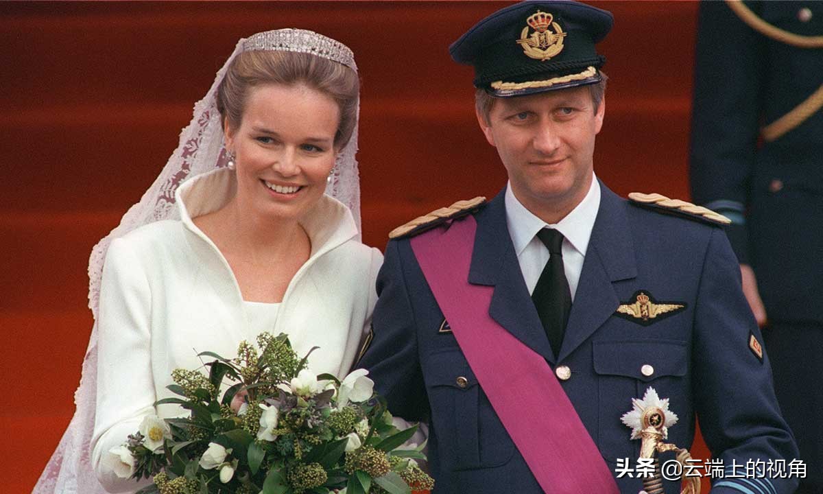 头皮扯出血也得忍着,这才是真正的“欲戴王冠必承其重”