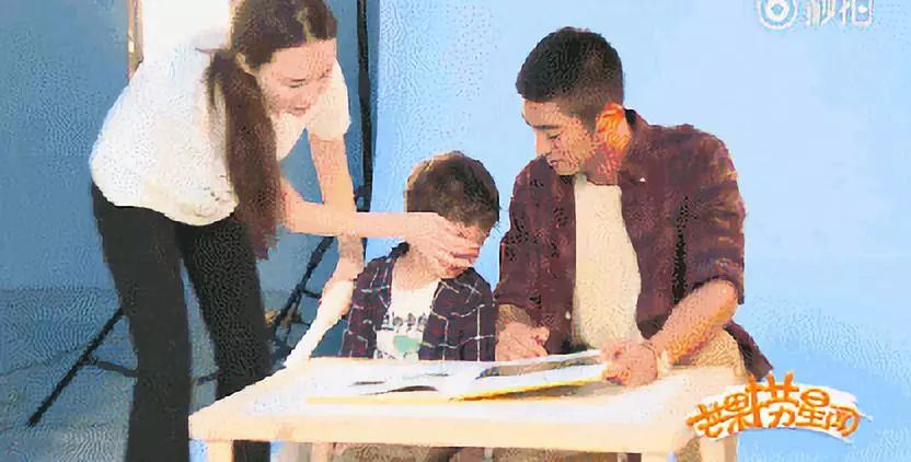 男孩偷用妈妈化妆品,儿子偷用妈妈香水