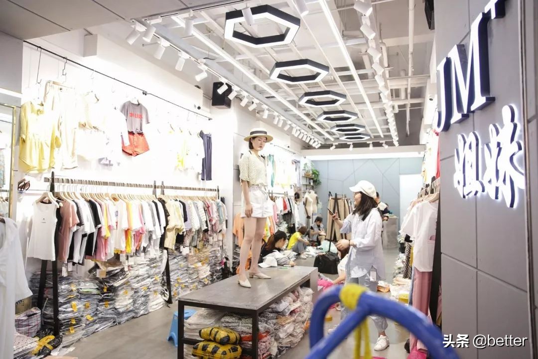 多福路上的女人