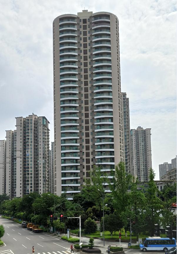 雷翻天！重庆首个带空中泳池的超级豪宅交房，现场惨不忍睹