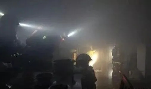 电视机起火了应该怎么办,家里的电视起火用什么灭火