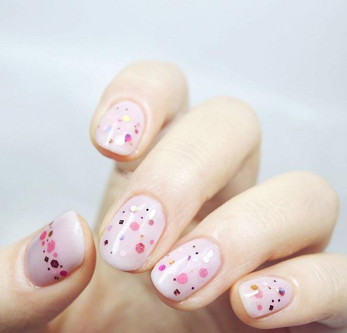 万能的亮片美甲不仅让你的指尖更出众，还会让你拥有好心情哦！