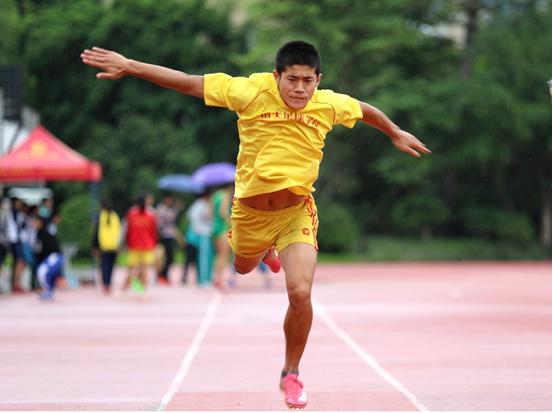 踢足球学校是如何训练的,学校足球联赛应该怎么训练