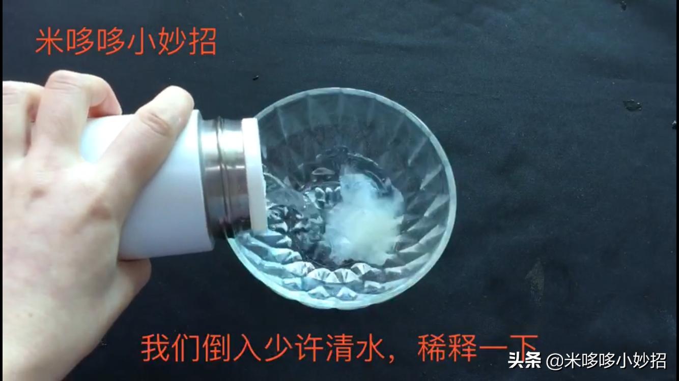 白衣服被洗衣机越洗越脏怎么处理,洗衣机里倒一杯水多脏的衣服