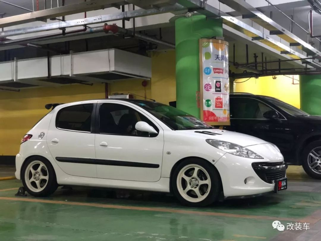 改装也疯狂黑武士标致207的蜕变,08年标致207还能值多少钱