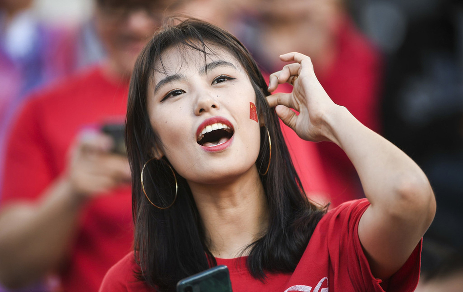 女球迷助威国足图片,女球迷为世界杯国足助威