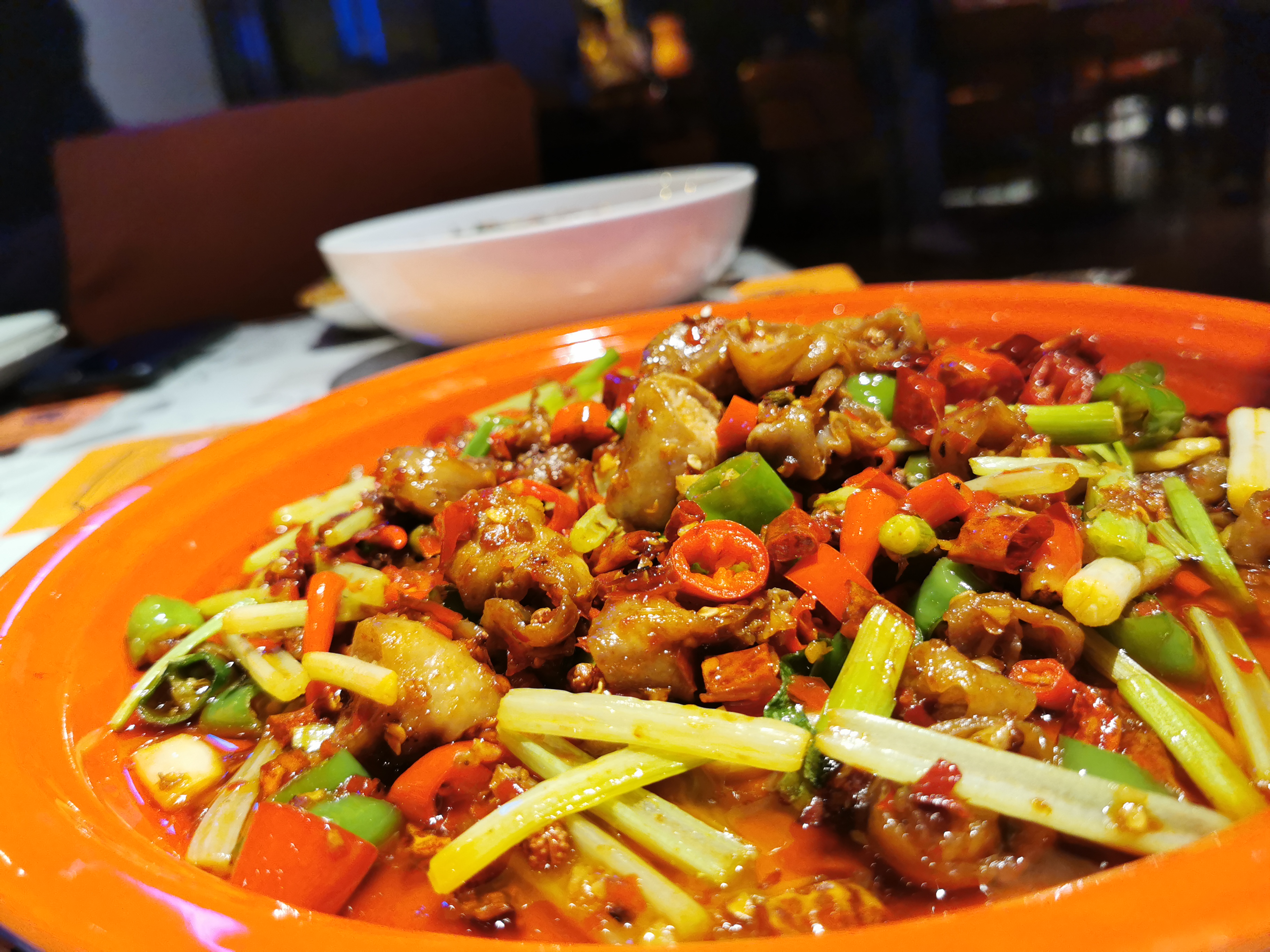 长治路这家店,足球宝贝跟你看球赛氛围棒,西昌小烧烤只有这里有