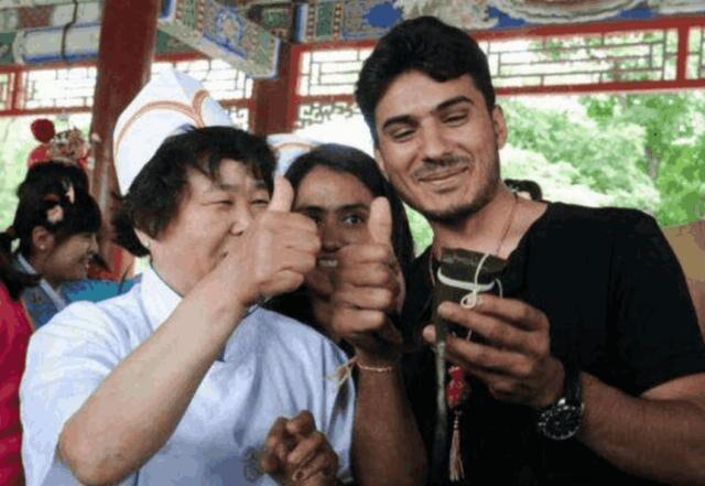 外国人来中国旅游，并不会买手工艺品，相反会买很多辣条