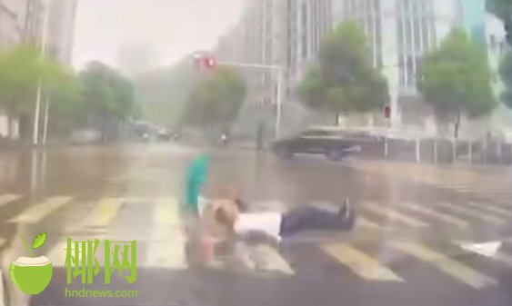 男孩辟谣雨天斑马线摔倒身亡,一男孩雨天过斑马线摔倒致死